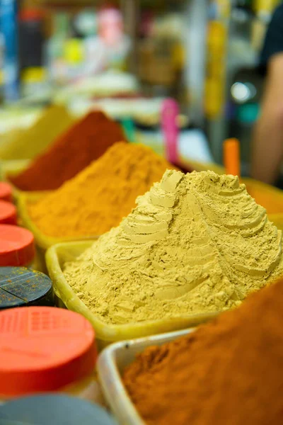 Vista Cerca Las Especias Marroquíes Exhibidas Mercado Alimentos Tradicional —  Fotos de Stock