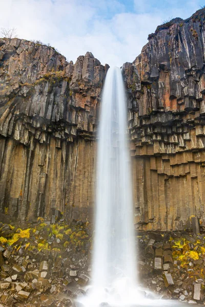 Μια Μαγευτική Θέα Ενός Καταρράκτη Svartifoss Στο Εθνικό Πάρκο Skaftafell — Φωτογραφία Αρχείου