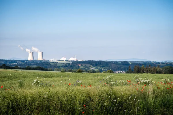 Πυρηνικός Σταθμός Temelin Στην Τσεχία Ένα Καταπράσινο Λιβάδι Λουλουδιών Κάτω — Φωτογραφία Αρχείου