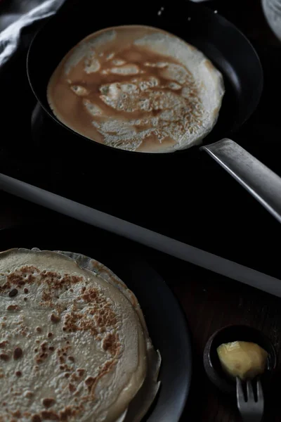 Plan Vertical Crêpes Cuisson Dans Une Casserole Dans Cuisine — Photo