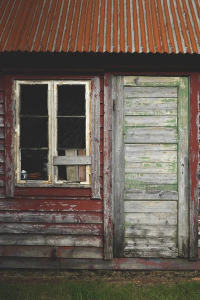 一座废弃的有破碎窗户的木房子的一个细节的垂直镜头 — 图库照片