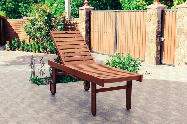 Rolling Wooden Patio Chair Garden — Stock Photo, Image