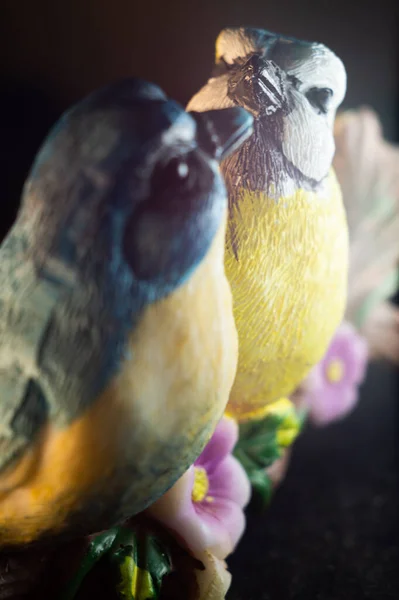 Eine Vertikale Nahaufnahme Von Bemalten Niedlichen Vogelfiguren — Stockfoto