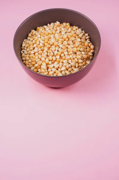 Tiro Vertical Grãos Milho Uma Tigela Isolada Fundo Rosa — Fotografia de Stock
