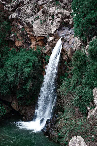 Eine Faszinierende Vertikale Aufnahme Eines Wasserfalls Der Den Felsen Plätschert — Stockfoto