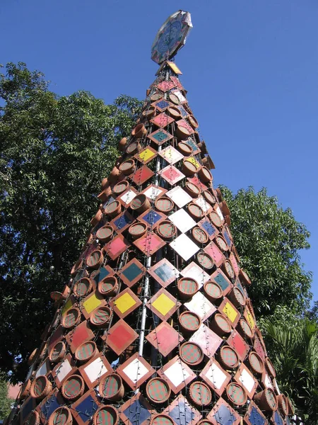 Een Verticaal Shot Van Een Kerstboom Gemaakt Van Kleurrijke Vormen — Stockfoto