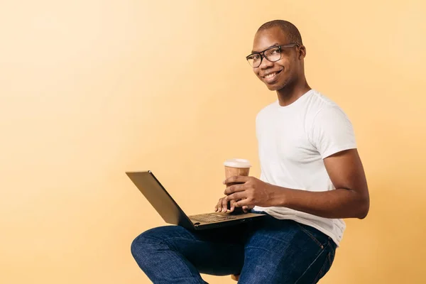 Een Jonge Afro Amerikaanse Man Heeft Een Laptop Een Kop — Stockfoto