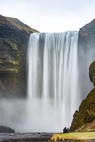 Ein Faszinierender Blick Auf Einen Wasserfall Zwischen Grünen Hügeln Skogafoss — Stockfoto