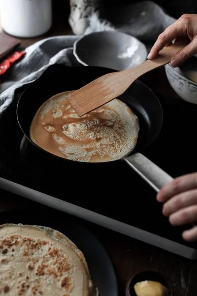 Plan Vertical Une Femme Faisant Cuire Des Crêpes Dans Casserole — Photo