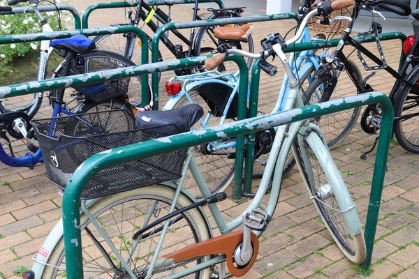 Kiel Alemanha Jul 2021 Algumas Bicicletas Uma Área Estacionamento Cidade — Fotografia de Stock