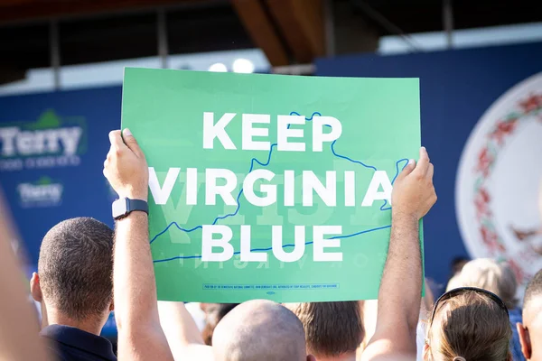 Arlington 7月24 2021 アーリントンのテリー マコーリフのためのキャンペーンラリーで バージニアブルーを保つ サインを持っている人 — ストック写真