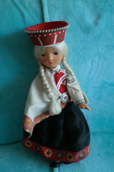 Μια Πλαστική Λετονική Κούκλα Aina Straume Ένα Λαϊκό Κοστούμι — Φωτογραφία Αρχείου