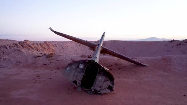 Красивий Знімок Червоно Білого Літака Фоні Пустелі — стокове відео