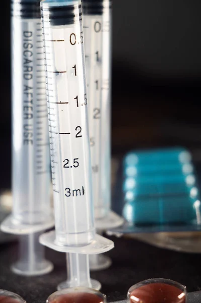 Una Inyección Vertical Cápsulas Farmacéuticas Pastillas Jeringas — Foto de Stock