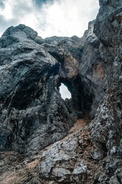 Vertikal Bild Passage Genom Klippformation Molnig Himmel Prisojnik Slovenien — Stockfoto