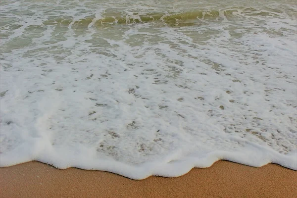 Detailní Makro Pohled Okraj Klidné Ploché Zpěněné Oceánské Vody Omývající — Stock fotografie