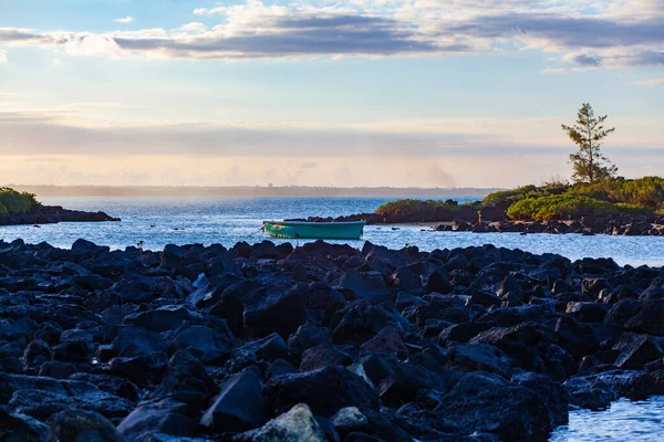 以大海和船为背景的岩石海岸的景象 Mahukona海滩公园 — 图库照片