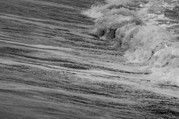 Backwash Schiuma Onda Che Rompe Una Spiaggia Fondo Oceano Bianco — Foto Stock