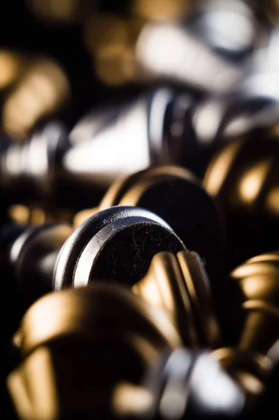 Een Verticale Opname Van Gouden Zilveren Schaakstukken Een Schaakbord — Stockfoto