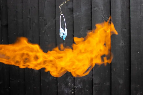 Eine Brennende Einmalmaske Auf Einem Hölzernen Wandhintergrund Lockdown Hob Konzept — Stockfoto