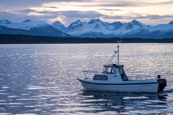 Båt Seglar Havet Vid Solnedgången Med Berg Bakgrunden — Stockfoto