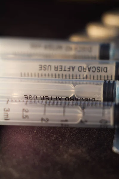 薬のカプセル 注射器の垂直ショット — ストック写真