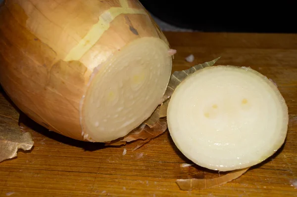 Eine Nahaufnahme Von Geschnittenen Zwiebeln Auf Einem Schneidebrett — Stockfoto