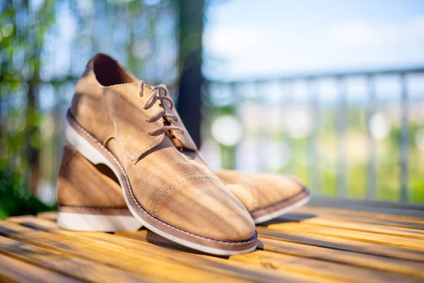 Primo Piano Paio Scarpe Uomo Beige Dollari Una Superficie Legno — Foto Stock