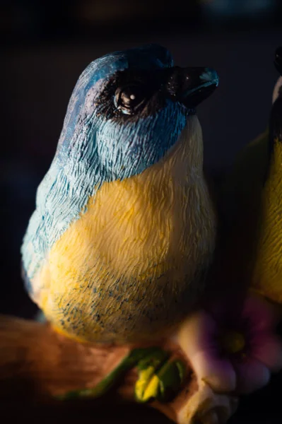 Koyu Arkaplanda Renkli Bir Kuş Heykelinin Dikey Yakın Çekimi — Stok fotoğraf