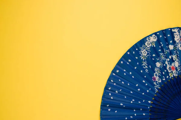 Синій Складний Ручний Вентилятор Ізольований Жовтому Тлі Вільним Простором Тексту — стокове фото