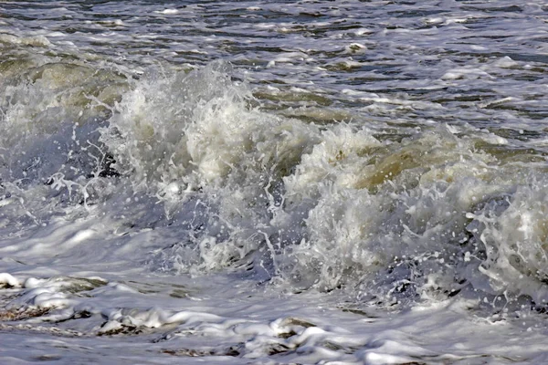 海上海浪冲破海岸的特写细节 — 图库照片