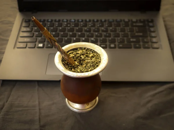 Suave Foco Una Porción Bebida Yerba Mate Frente Portátil —  Fotos de Stock