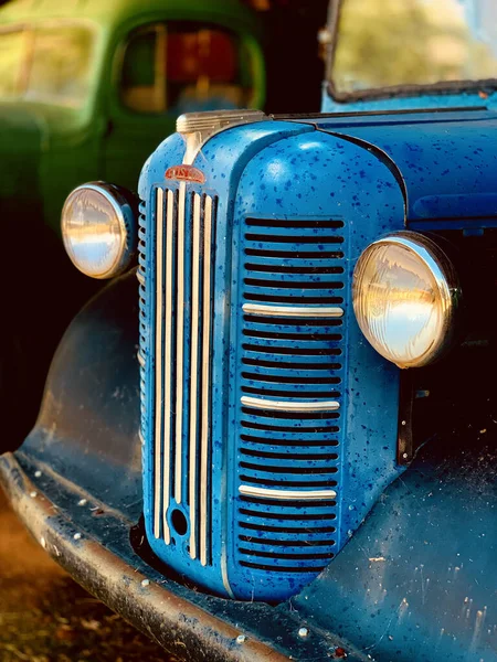 Вертикальний Постріл Переднього Синього Вінтажного Автомобіля Фарами — стокове фото