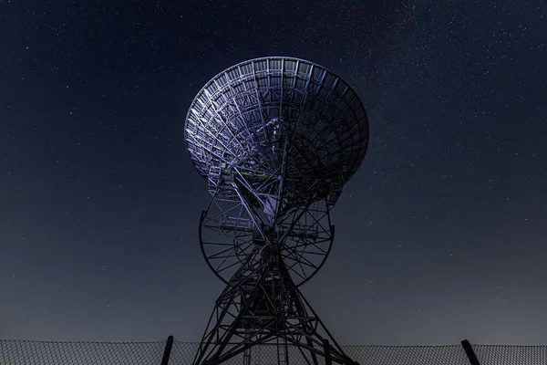 Жуткий Пейзаж Радиотелескопа Звездную Ночь — стоковое фото