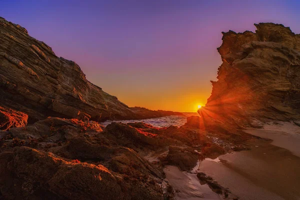 Krásná Scenérie Útesů Moře Při Západu Slunce — Stock fotografie