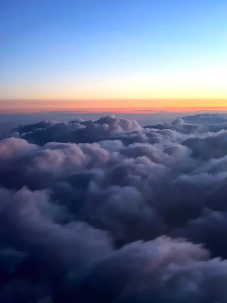 Μια Κάθετη Λήψη Από Υπέροχα Χνουδωτά Σύννεφα Που Αιχμαλωτίζονται Κατά — Φωτογραφία Αρχείου