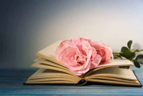 Bukiet Różowych Róż Książek Temat Drewna Wiejskiego — Zdjęcie stockowe