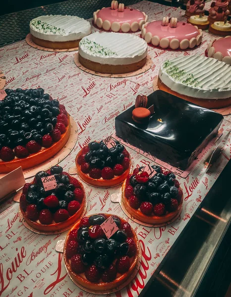 Una Toma Vertical Varios Tipos Postres Incluyendo Tartas Bayas Pasteles — Foto de Stock