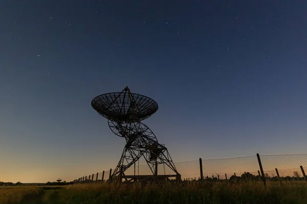 Cenário Estranho Radiotelescópio Numa Noite Estrelada — Fotografia de Stock