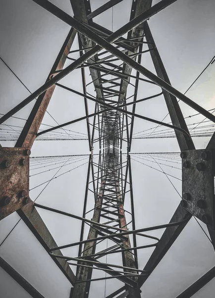 Tiro Ângulo Baixo Uma Torre Transmissão — Fotografia de Stock