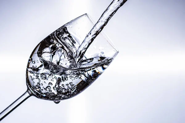 Eine Nahaufnahme Von Wasser Das Einem Glas Spritzt — Stockfoto