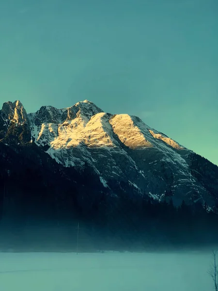 Вертикальний Постріл Засніженого Гірського Піку Захопленого Холодний Туманний День — стокове фото