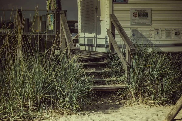 Старая Деревянная Лестница Ведущая Крошечному Пляжному Домику — стоковое фото