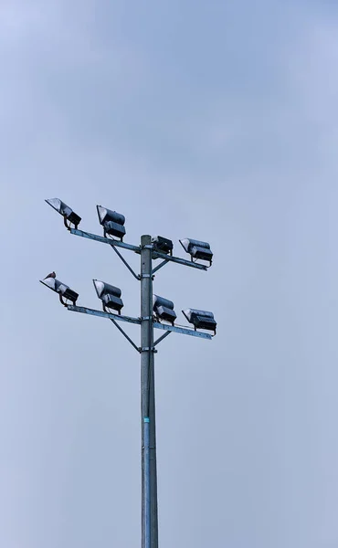 Eine Scheinwerfersäule Mit Mehreren Lampen Hintergrund Der Wolkenverhangene Himmel — Stockfoto
