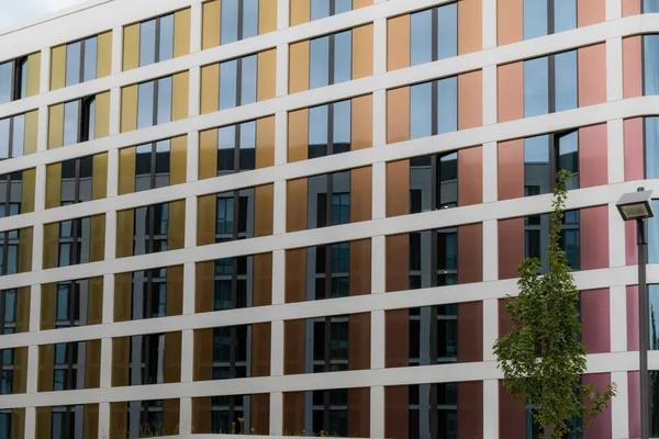 Hintergrund Eines Schönen Modernen Bürogebäudes Mit Gelb Und Blau Reflektierenden — Stockfoto