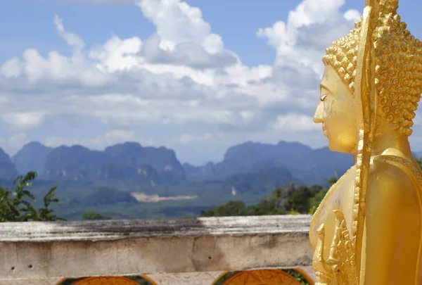 Крупный План Золотой Статуи Будды Вершине Горы Таиланде — стоковое фото