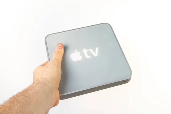 意大利 2021年7月15日 一只手牵着第一代苹果电视机 — 图库照片