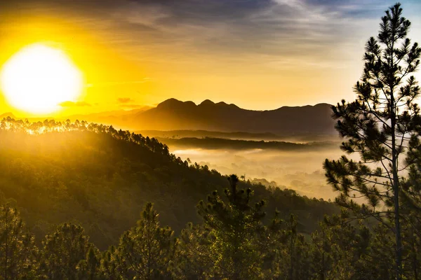 Uma Bela Foto Pôr Sol Dourado Sobre Montanhas — Fotografia de Stock