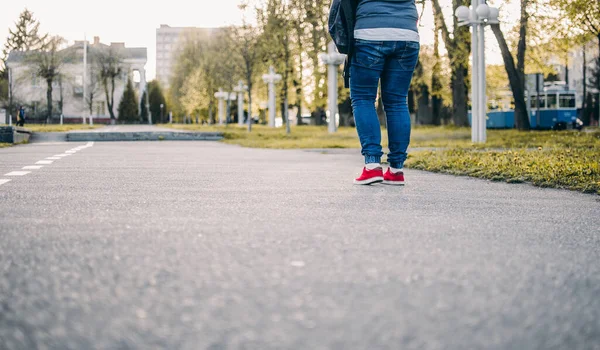 Caminante Con Jeans Azules Zapatos Rojos Una Calle — Foto de Stock