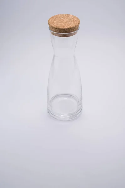 Een Verticaal Shot Van Een Heldere Glazen Fles Met Kurkstop — Stockfoto